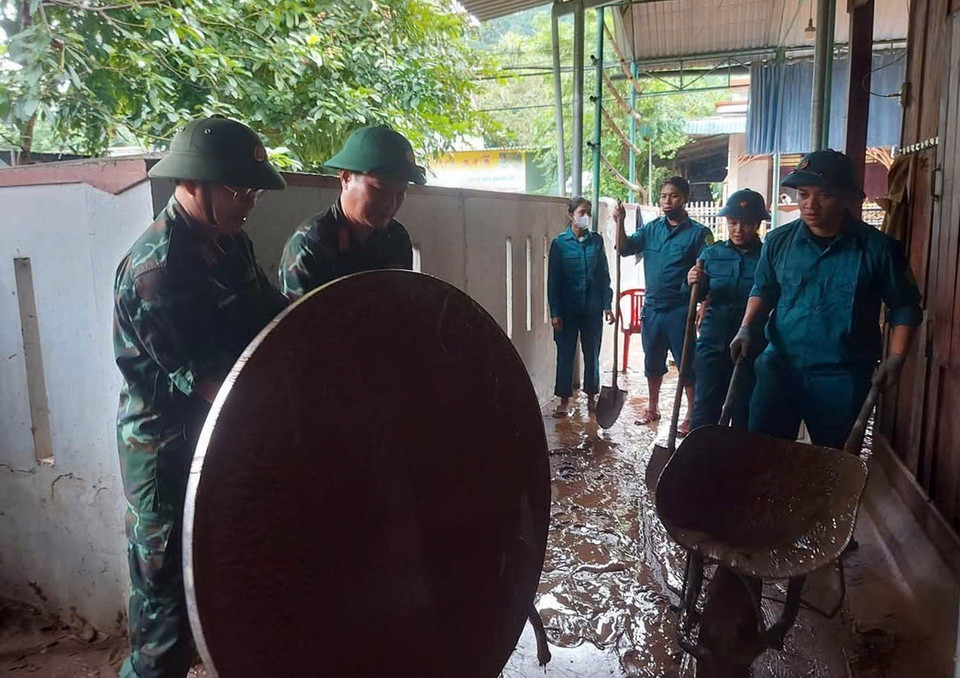 部队力量协助岘港市石美乡群众开展灾后恢复工作。图自 越通社