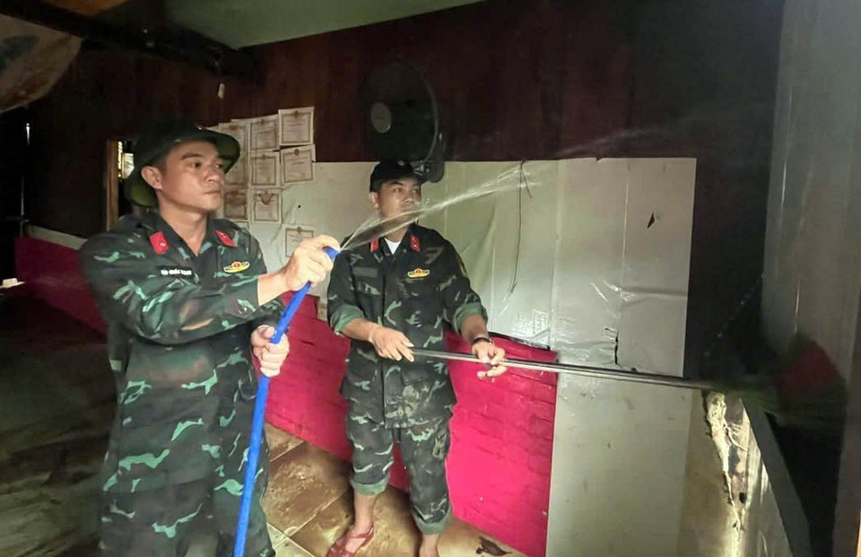 部队力量协助岘港市石美乡群众开展灾后恢复工作。图自 越通社