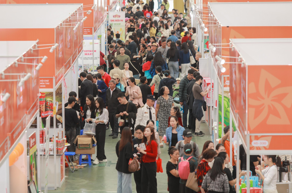 众多游客饶有兴致地参与秋季博览会活动，气氛热烈。图自 越通社