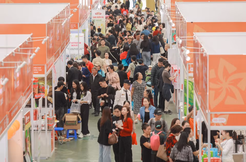 众多游客饶有兴致地参与秋季博览会活动，气氛热烈。图自 越通社