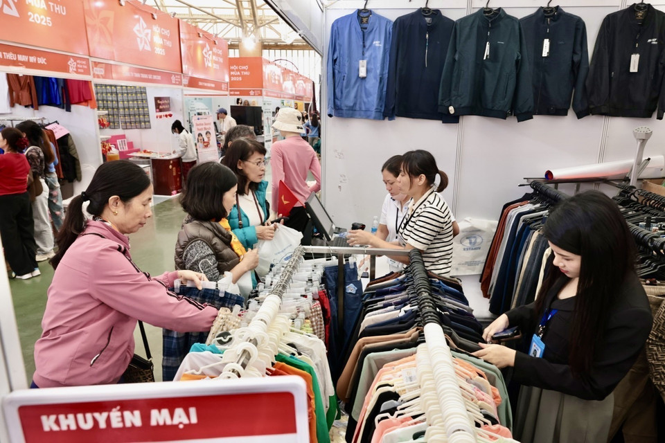 周末时段，博览会现场购物人潮涌动。图自 越通社