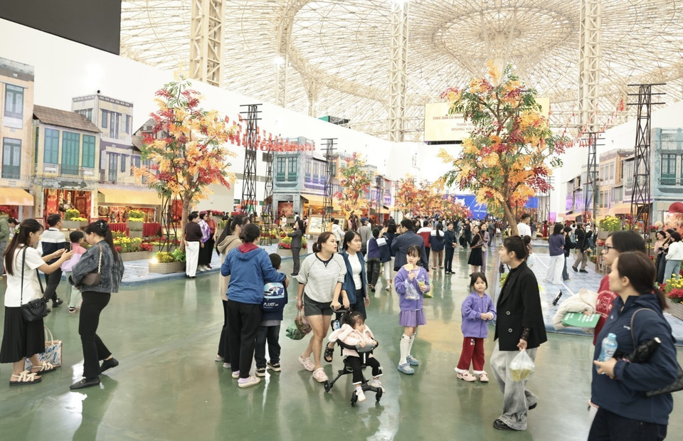 多处精美布展空间吸引众多市民驻足参观。图自 越通社