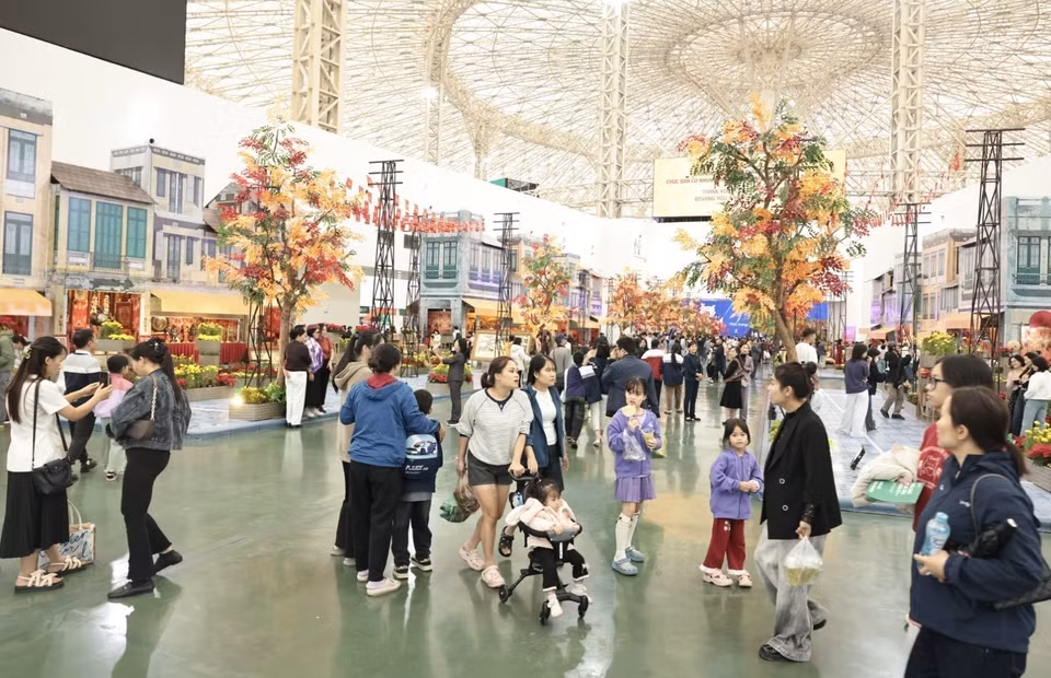 多处精美布展空间吸引众多市民驻足参观。图自 越通社