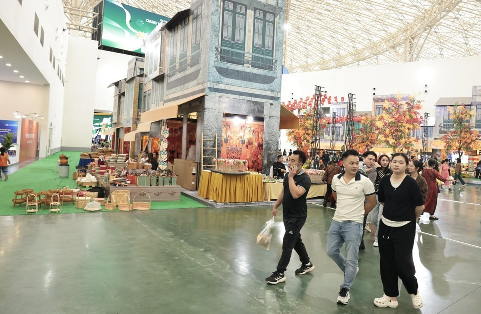 多处精美布展空间吸引众多市民驻足参观。图自 越通社