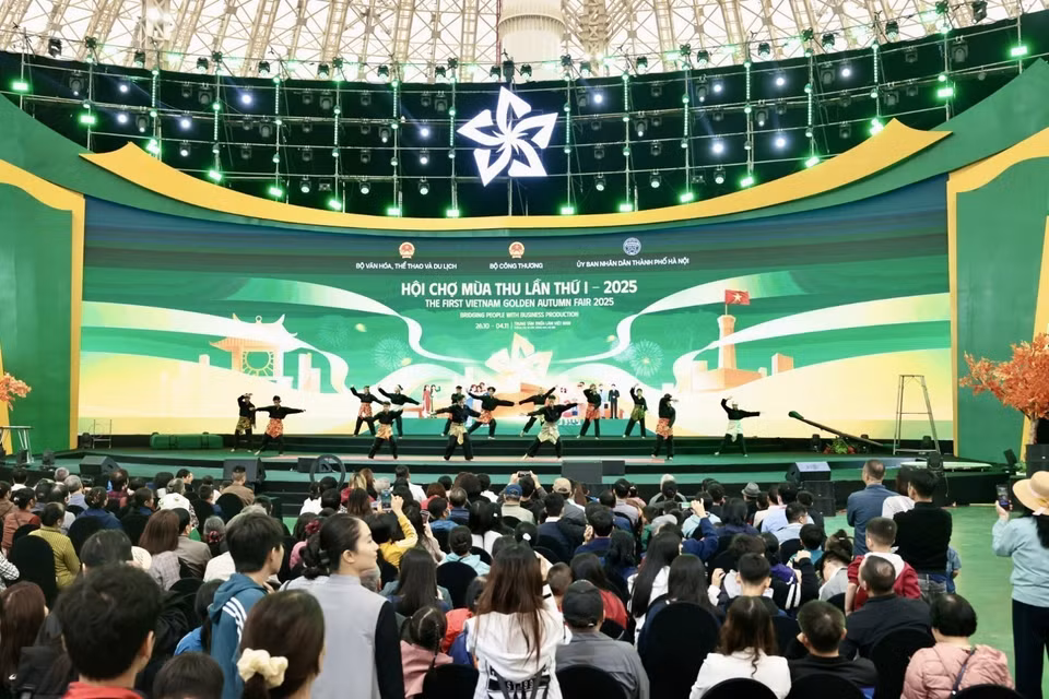 博览会上的一场文艺演出吸引众多游客驻足观看。图自 越通社