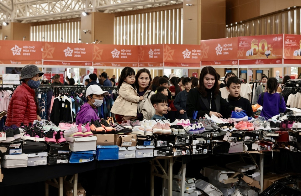 周末时段，博览会现场购物人潮涌动。图自 越通社