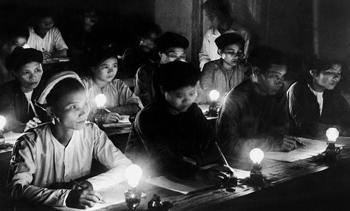 1975年4月30日,解放军坦克冲破铁门,直抵并占领西贡伪政权总统府,辉煌地结束了长达30年的抗击外来侵略的漫长征程,实现了祖国的完全统一。图自 越通社