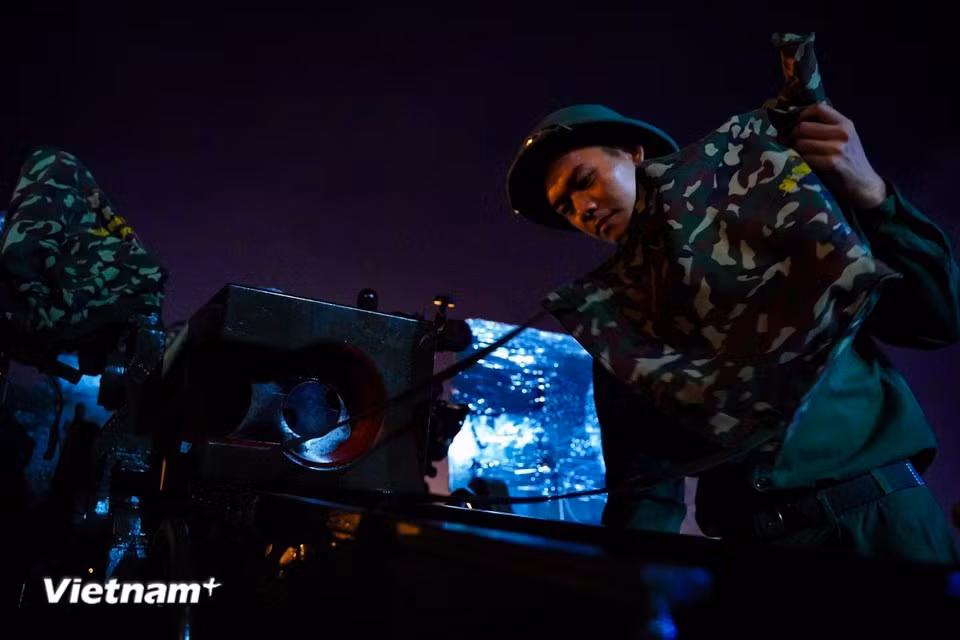 火炮抵达阵地集结后，45炮兵旅立即对火炮进行维护与技术检查。图自 越通社