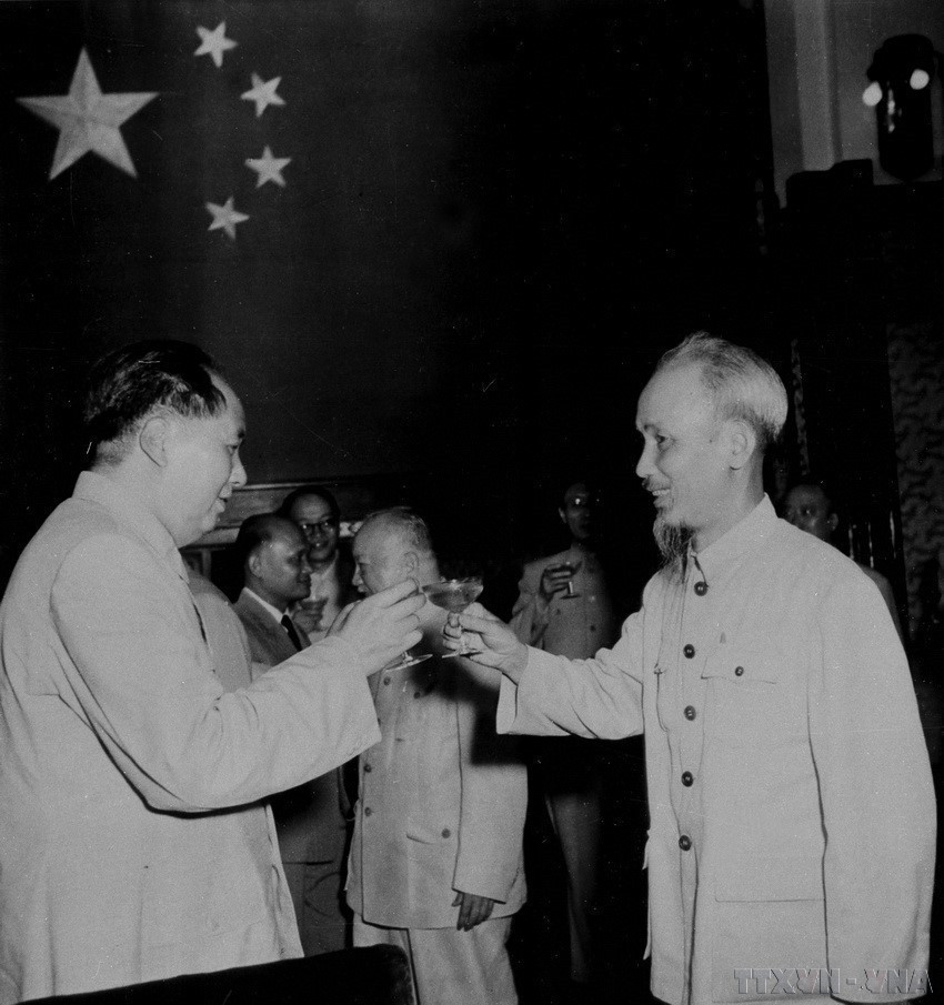 毛泽东主席为正在对中国进行正式访问的胡志明主席及越南政府代表团举行招待会(北京,1955年7月8日)。越通社转发