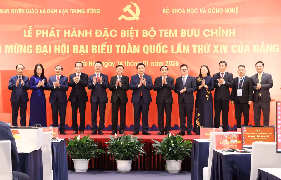 各位代表在庆祝越共十四大纪念邮票首发仪式上合影留念。图自 越通社