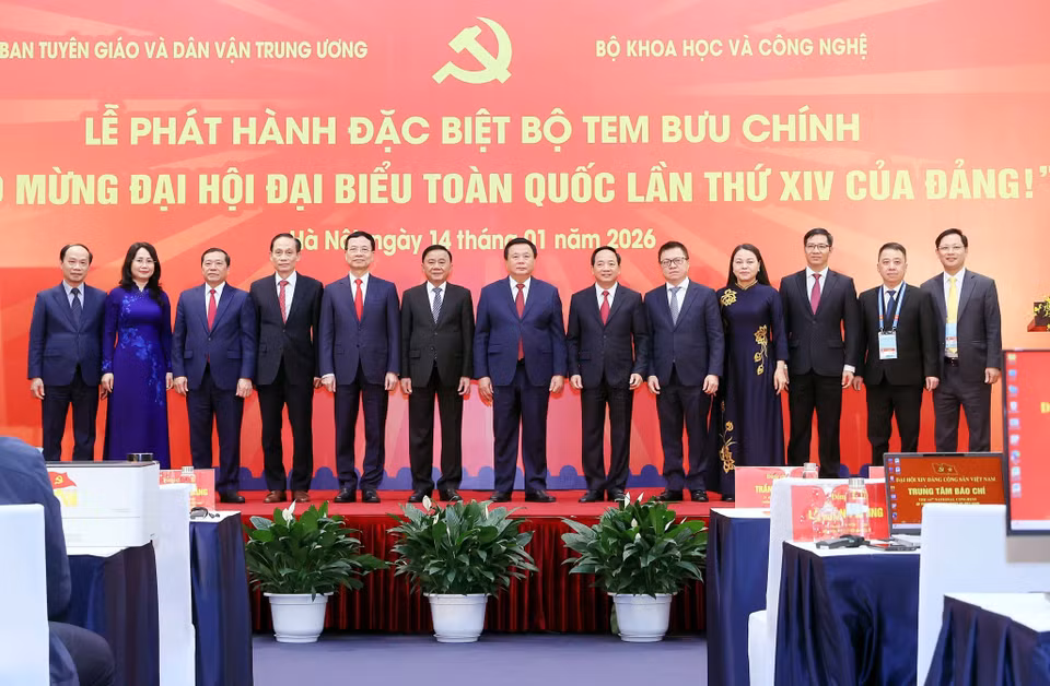各位代表在庆祝越共十四大纪念邮票首发仪式上合影留念。图自 越通社