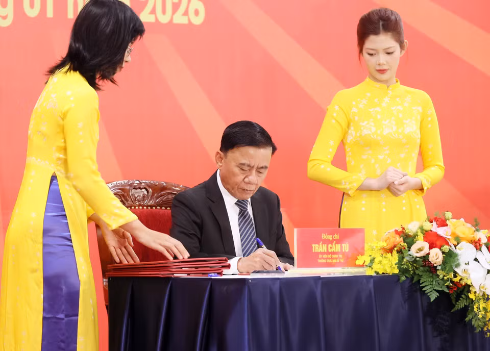 越共中央政治局委员、书记处常务书记陈锦绣签字，正式发行庆祝越共十四大的专题邮票。图自 越通社