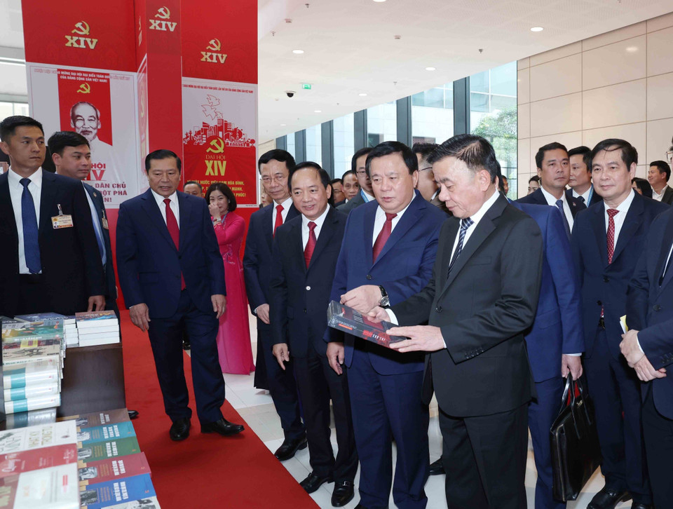 越共中央书记处常务书记陈锦秀与党和国家领导同志参观书报展。图自 越通社