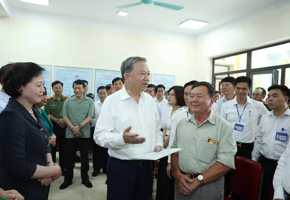 越共中央总书记苏林亲切看望正在福盛乡公共行政中心办理手续的群众。图自 越通社