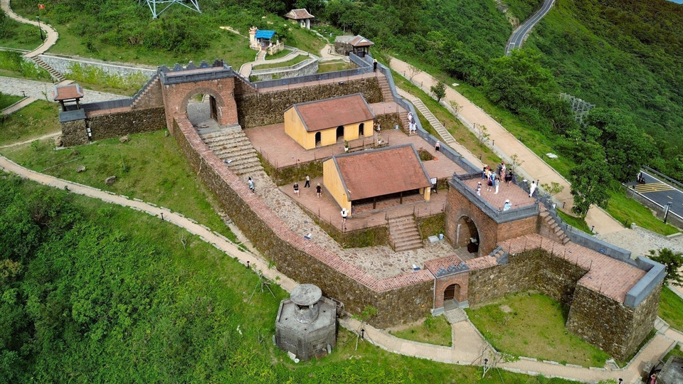 修缮前的海云关始建于明命朝代1826年，坐落于海拔490米之处，旨在控制南北陆路要道与岘港湾通道。海云关也是顺化京城的重要军事防御据点之一。图自 越通社