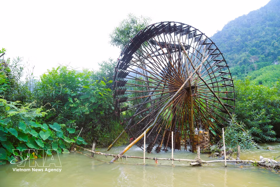 为防止垃圾、树枝和落叶卡入车轮及盛水竹筒，影响转轮和转轴运转，当地居民会在水车前方的溪流中设置拦挡设施，阻止漂浮杂物进入水车区域。图自 越通社