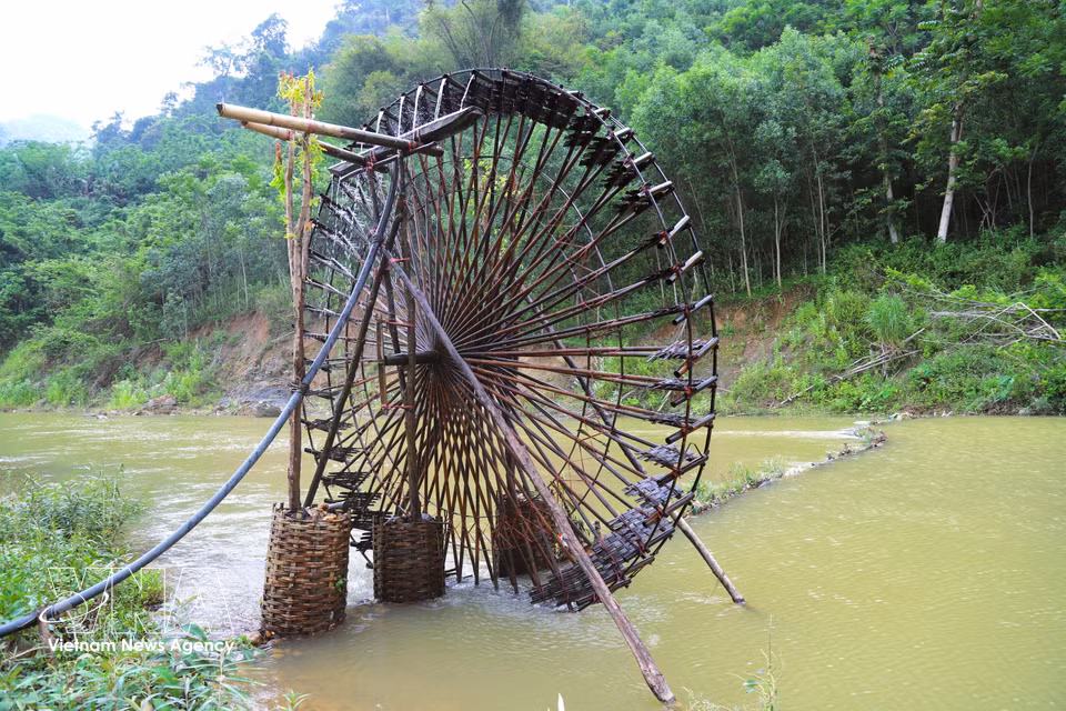 在水流湍急的区域，当地居民会增设多根支撑柱，以帮助水车保持稳固，实现长期稳定运转。图自 越通社