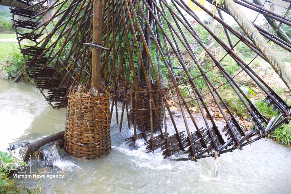 水车整体重量由支撑柱系统承托，支柱底部深深插入溪床，并以装满石块的竹编框加固，从而增强稳固性，始终保持水车立柱与转轮垂直稳定。图自 越通社