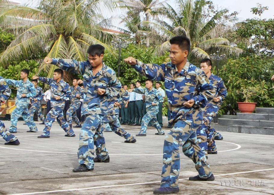 长沙群岛鬼鹿角礁事件,深深激发着越南人民的爱国情怀,让每一颗赤子之心更加坚定履行守护祖国海洋与岛屿主权的神圣使命。图为:驻守南谒岛的海军战士刻苦训练武术,锤炼意志与战斗技能,时刻准备捍卫祖国神圣海域。图自 越通社