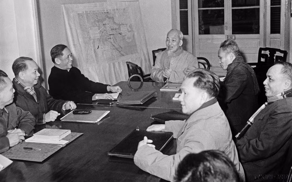1960年12月，胡志明主席主持召开越共第三届中央委员会第三次全体会议，讨论1961年国家发展计划。图自 越通社