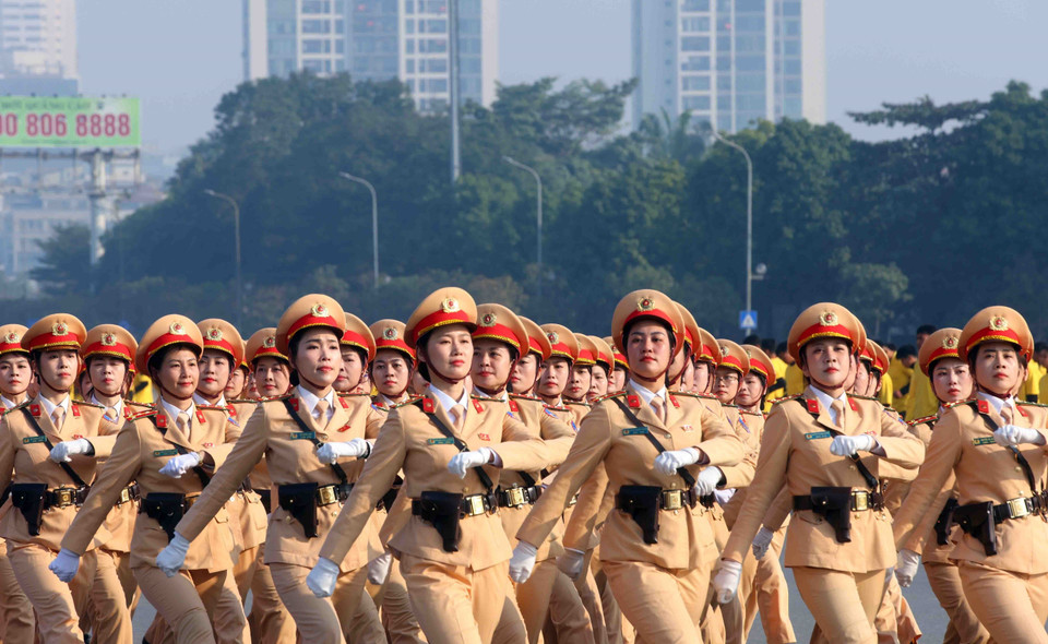 女交通警察方队参加列队队形展示。图自 越通社