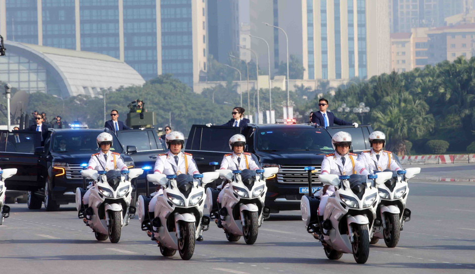 承担党和国家领导人及国际代表团安全护卫、警卫任务的车辆方队，参加公安部特种车辆游行。图自 越通社