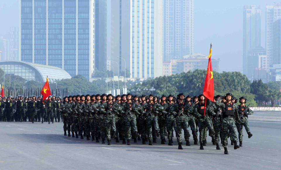隶属特警司令部的特警方队参加队列队形展示。图自 越通社