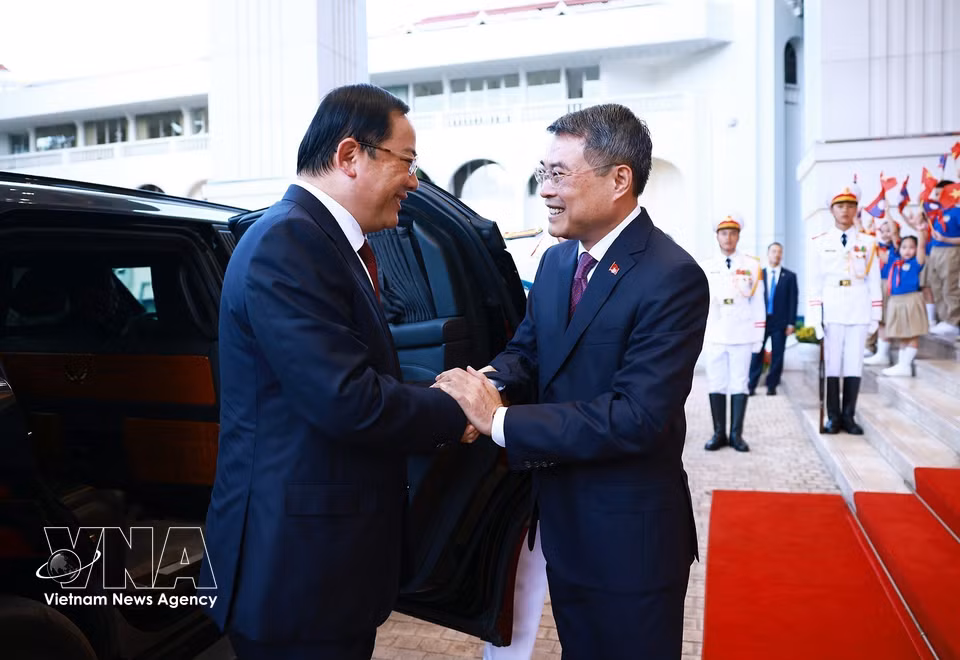 黎明兴总理举行隆重仪式，欢迎老挝总理对越进行正式访问。图自 越通社