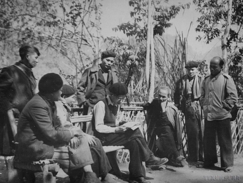 1951年2月，胡志明主席与参加印度支那共产党（当时的越南共产党的名称）第二次全国代表大会的代表们亲切交谈。图自 越通社