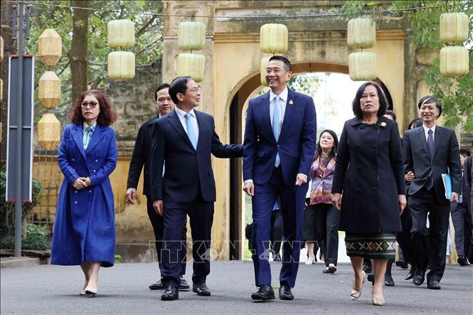 越南政府副总理兼外交部长裴青山及夫人，与泰国外长玛里·沙炎蓬及夫人共同参观河内升龙皇城。图片来源：越通社