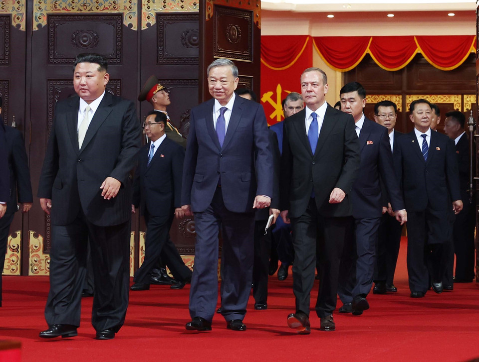 朝鲜劳动党总书记、国务委员长金正恩；党中央总书记苏林；俄罗斯联邦安全会议副主席、统一俄罗斯党主席梅德韦杰夫出席了本次活动。（图：越通社）