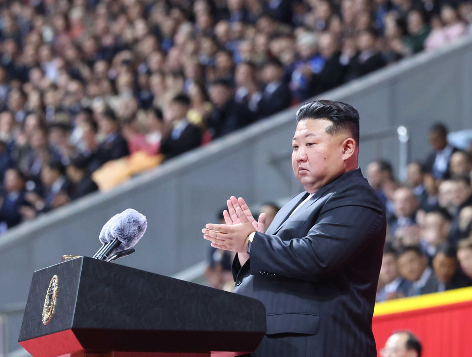 朝鲜劳动党总书记、国务委员长金正恩在纪念朝鲜劳动党建党80周年文艺演出上发表讲话。（图：越通社）