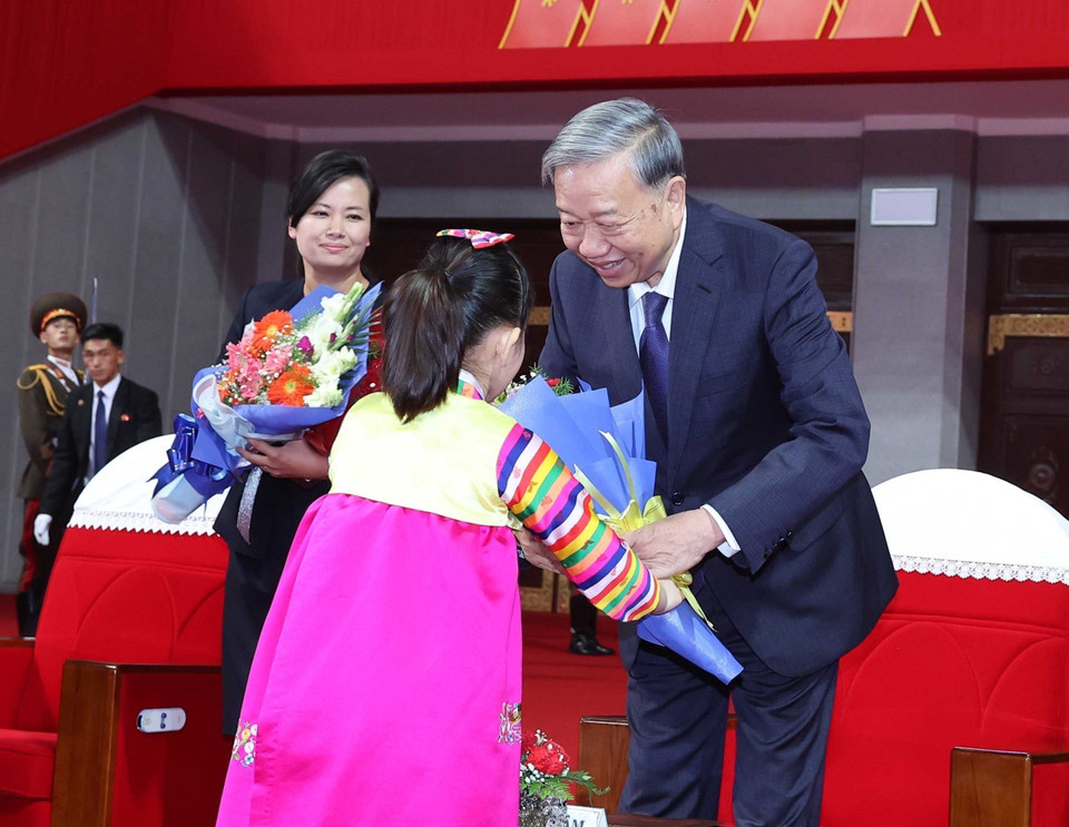 朝鲜少年儿童向前来出席纪念朝鲜劳动党建党80周年文艺演出的党中央总书记苏林献花致意。（图：越通社）