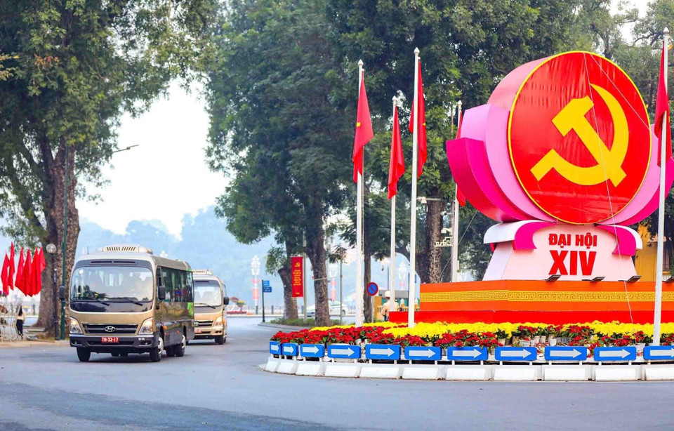 国防部机动车与运输局会同有关单位，调集全军286名干部、驾驶员及121辆各类车辆执行任务。图自 越通社