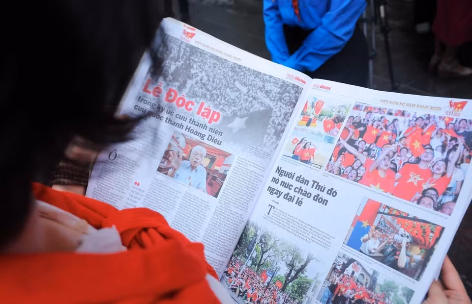 读者正在阅读越通社《新闻报》特别刊物。图自 越通社