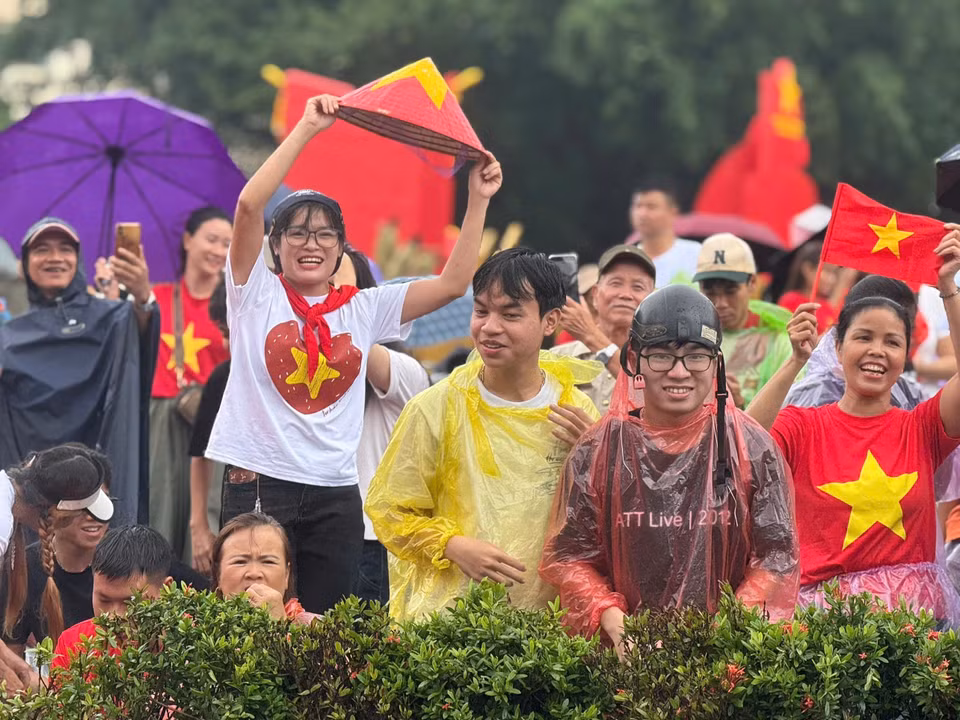 在大雨中，首都河内的市民无惧恶劣天气，耐心守候，只为即将登场的武装力量方阵加油助威。图自越通社。