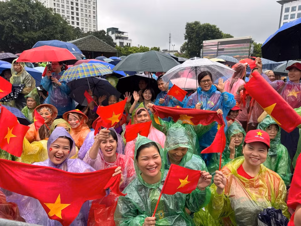 在大雨中，首都河内的市民无惧恶劣天气，耐心守候，只为即将登场的武装力量方阵加油助威。图自越通社。