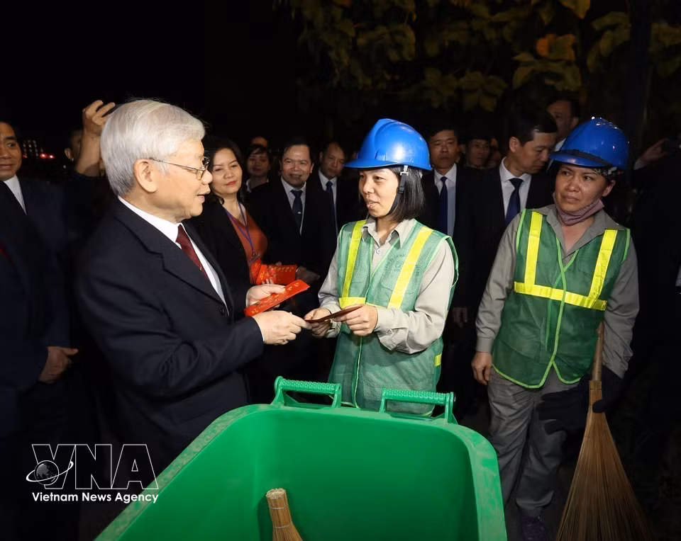 2019年己亥年除夕夜，越共中央总书记、国家主席阮富仲前往还剑湖地区，看望并慰问坚守岗位的环卫工人。图自 越通社