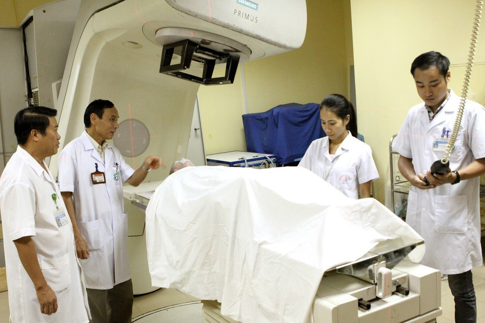 由越南核医学与肿瘤中心主任梅仲科教授及越南卫生部下属白梅医院的同事共同主持的项目《离子辐射现代技术在癌症及部分疾病诊断与治疗中的研究与应用》，荣获2016年第五次科技类胡志明奖。图自 越通社
