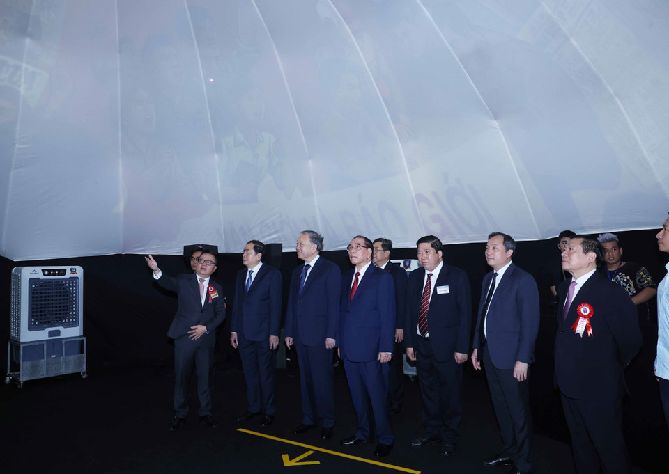 总书记苏林同志与党和国家现任及原任领导人，以及各位代表一同参观图片、文献与实物展，回顾越南革命新闻百年发展历程，了解新时代新闻发展的成就与趋势，并参观现代新闻传播技术设备与应用展示。图自 越通社