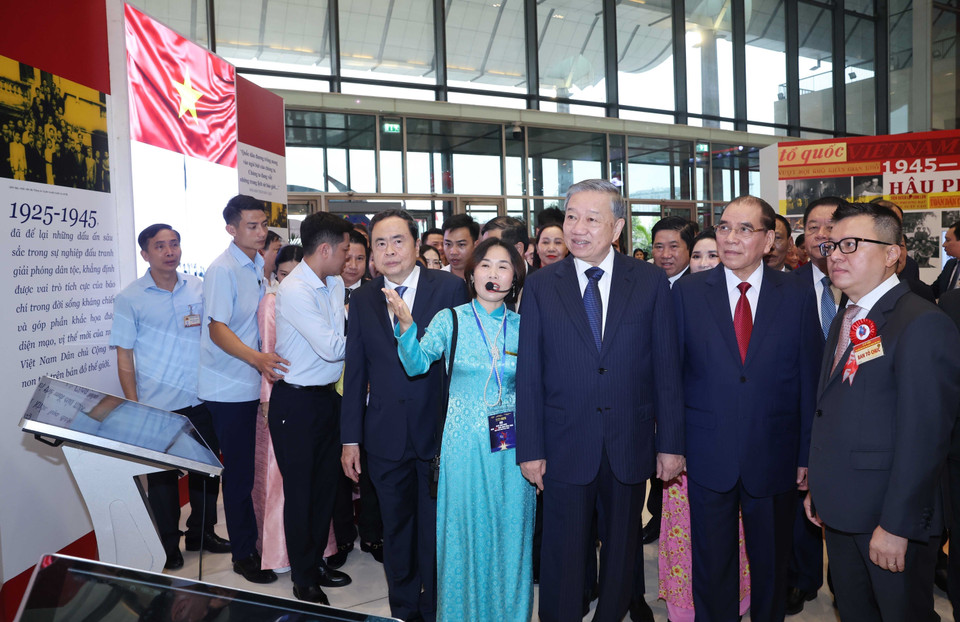 总书记苏林同志与党和国家现任及原任领导人，以及各位代表一同参观图片、文献与实物展，回顾越南革命新闻百年发展历程，了解新时代新闻发展的成就与趋势，并参观现代新闻传播技术设备与应用展示。图自 越通社