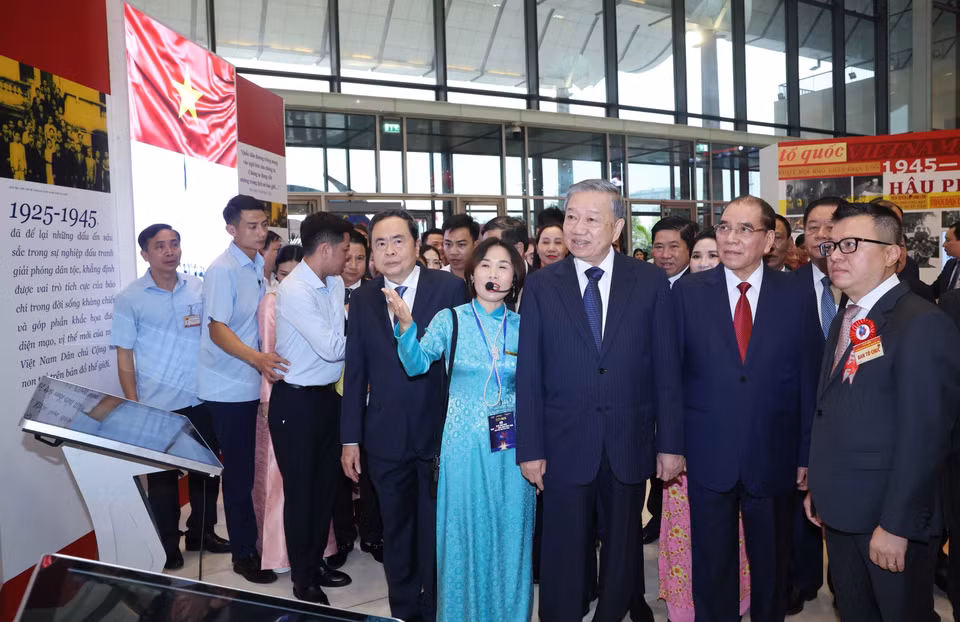 总书记苏林同志与党和国家现任及原任领导人，以及各位代表一同参观图片、文献与实物展，回顾越南革命新闻百年发展历程，了解新时代新闻发展的成就与趋势，并参观现代新闻传播技术设备与应用展示。图自 越通社