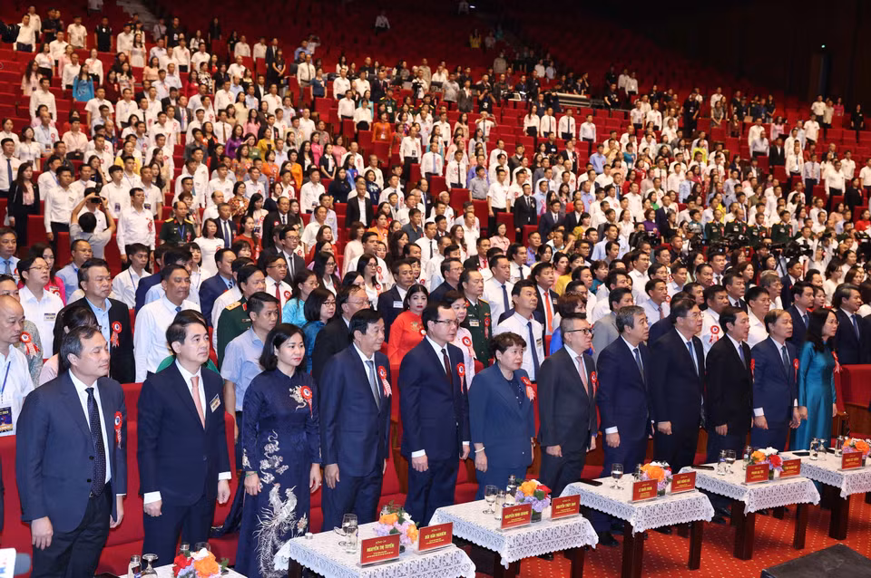 越南党和国家现任及原任领导人与各位代表共同参加升旗仪式。图自越通社