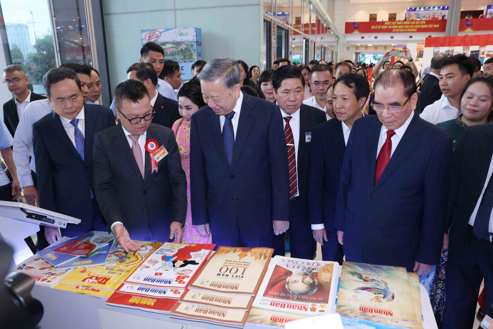 苏林总书记与各位党和国家领导人参观《人民报》展区。图自 越通社