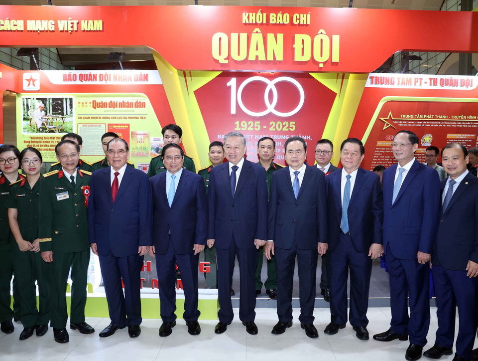 总书记苏林同志与党和国家现任及原任领导人，以及各位代表一同参观图片、文献与实物展，回顾越南革命新闻百年发展历程，了解新时代新闻发展的成就与趋势，并参观现代新闻传播技术设备与应用展示。图自 越通社