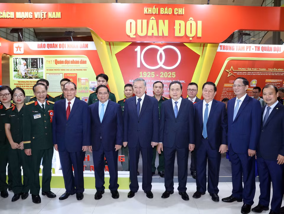 总书记苏林同志与党和国家现任及原任领导人，以及各位代表一同参观图片、文献与实物展，回顾越南革命新闻百年发展历程，了解新时代新闻发展的成就与趋势，并参观现代新闻传播技术设备与应用展示。图自 越通社