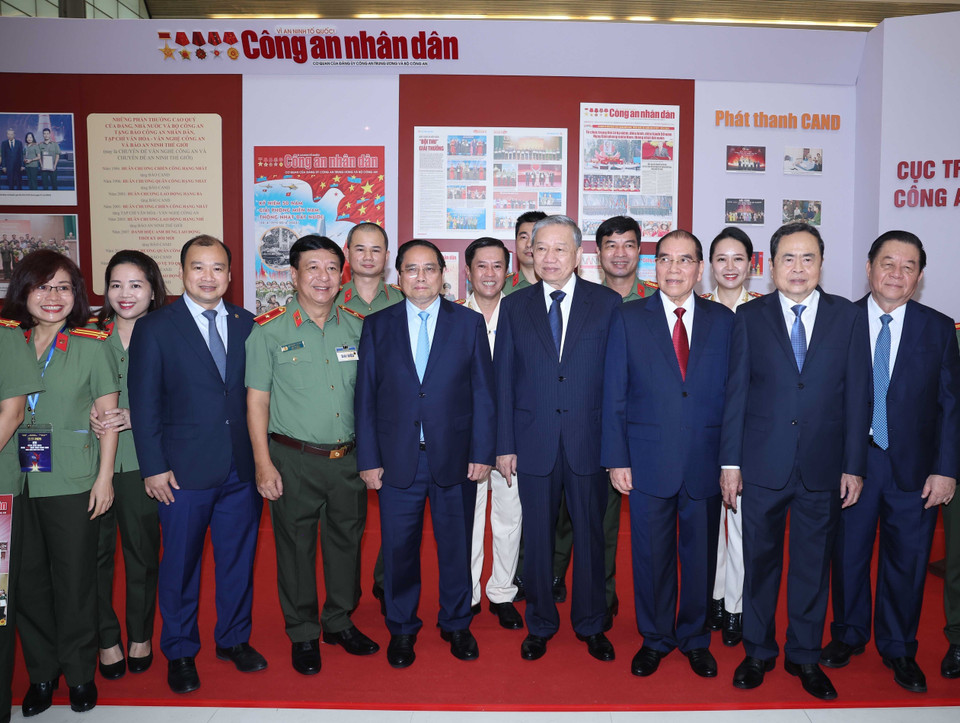 总书记苏林同志与党和国家现任及原任领导人，以及各位代表一同参观图片、文献与实物展，回顾越南革命新闻百年发展历程，了解新时代新闻发展的成就与趋势，并参观现代新闻传播技术设备与应用展示。图自 越通社
