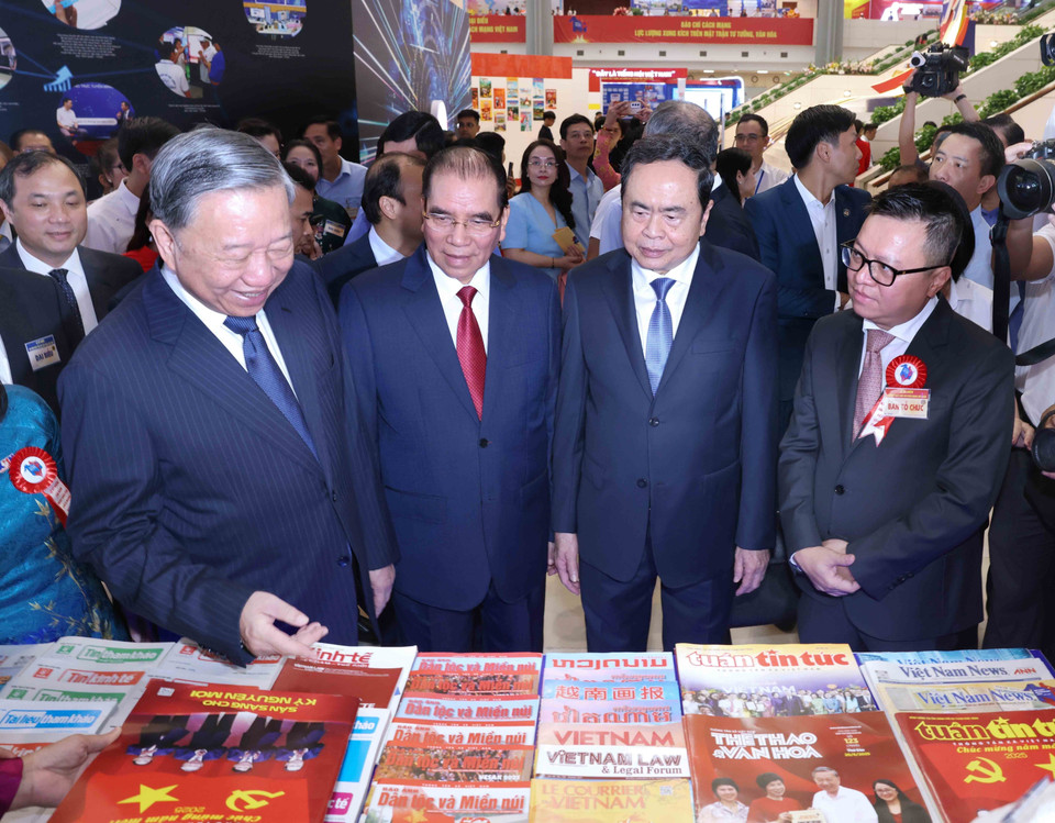 苏林总书记与各位党和国家领导人参观越通社展区。图自 越通社