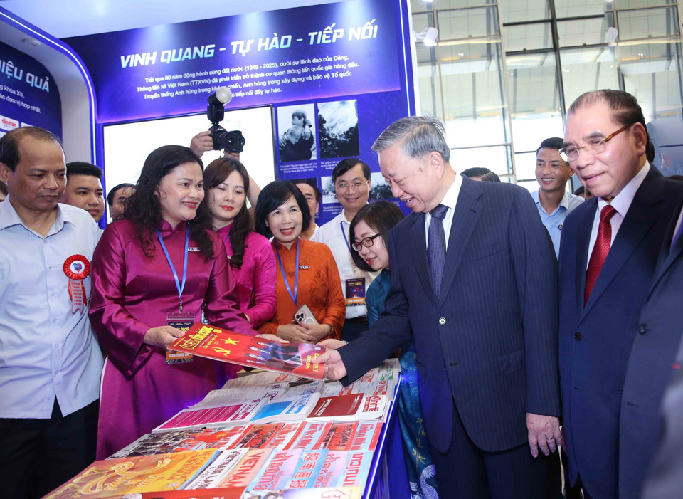 苏林总书记与党和国家领导人及与会代表一同参观越通社展区。图自 越通社