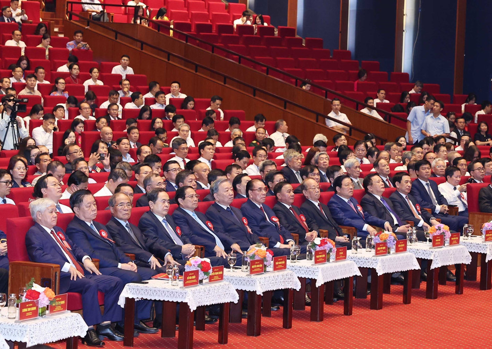 苏林总书记与党和国家现任及原任领导人，以及各位代表出席纪念大会。图自 越通社